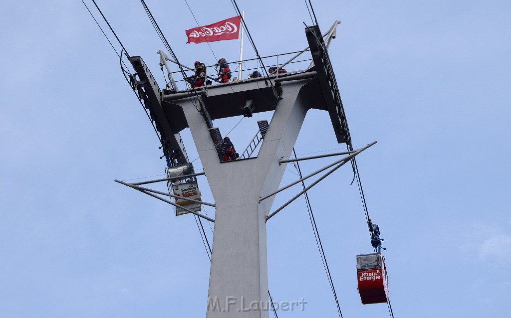 Koelner Seilbahn Gondel blieb haengen Koeln Linksrheinisch P042.JPG - Miklos Laubert